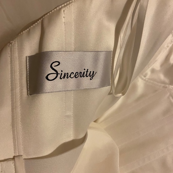 Wedding Dress - New With Tags - Picture 7 of 7